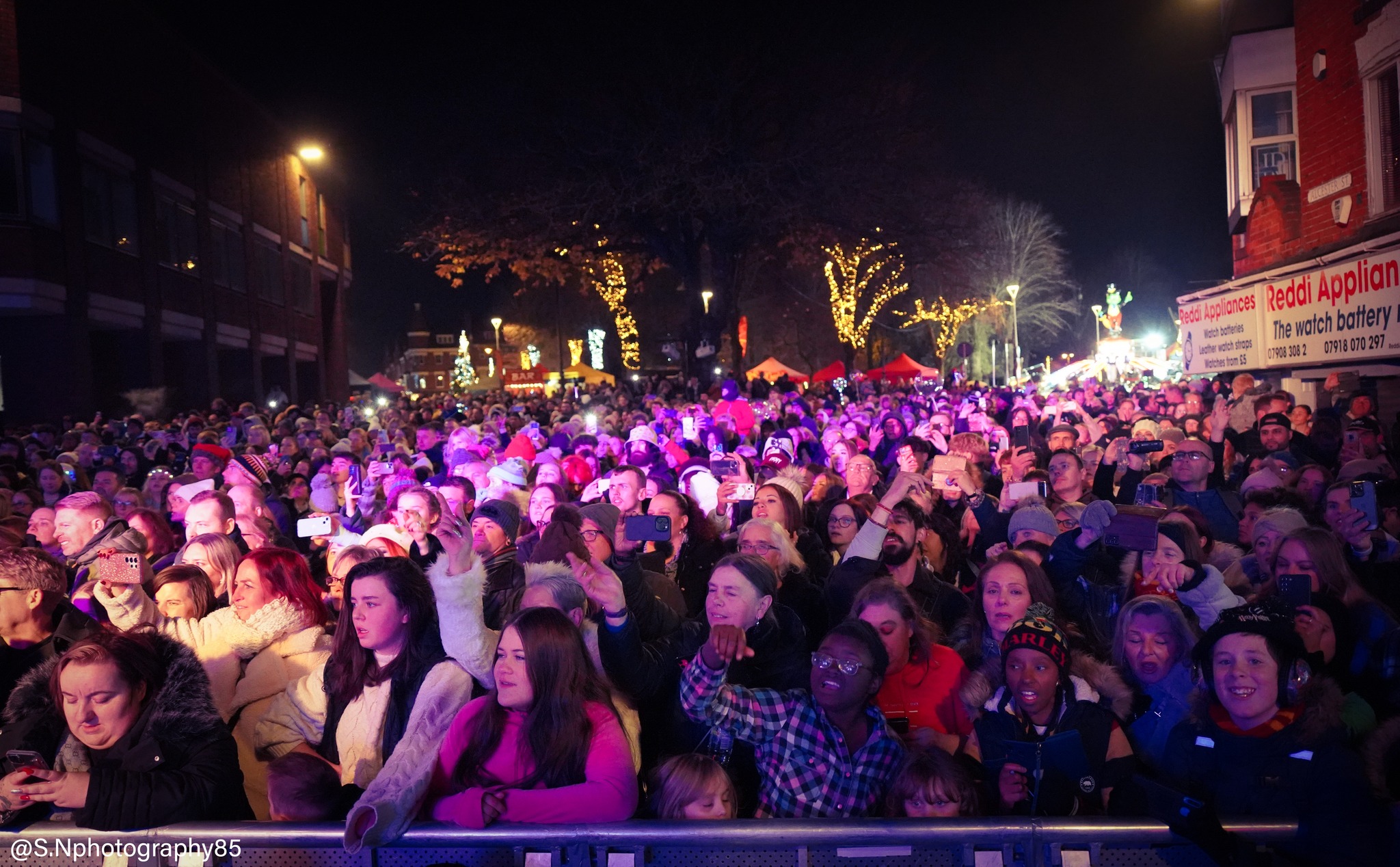 Peter Andre ensures epic turnout at this year’s Christmas Lights Switch On.